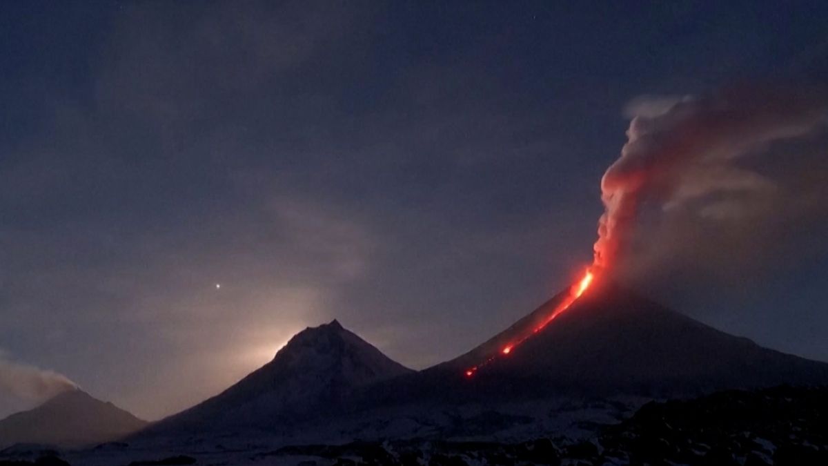Kamčatská sopka chrlí dým a popel do desetikilometrové výše